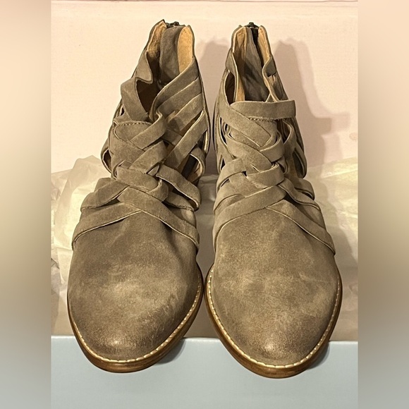 NEW- Seychelles So Blue Bootie - Suede
SIZE: 7  COLOR: Taupe - Picture 4 of 8